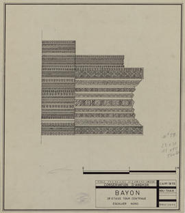 Bayon - 1e enc., ter. sup., tour centrale, esc. N: moulures (Élévation).